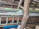 une échelle au milieu d'une pièce remplie de planches de bois