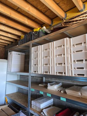 beaucoup de cartons qui se trouvent sur les étagères de la pièce