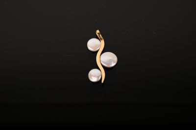 Pendentif or 750/1000ème serti de 3 perles "bouton" - 4,16 g