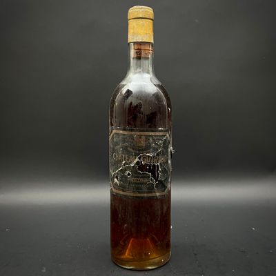 une vieille bouteille d'alcool sur laquelle est gravé un cheval