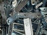 un gros tas d'outils métalliques rangés dans un bac