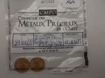 un sac de pièces d'or posé sur une table