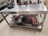 une table en acier inoxydable sur laquelle sont posés deux récipients