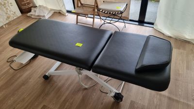 Table de massage ou de soin, à ciseau en métal laqué blanc e… - Photo 1