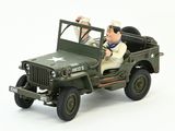 deux figurines représentant un homme et une femme à bord d'une jeep