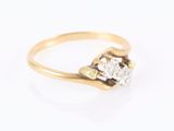 une photo d'une bague en or sertie de trois diamants