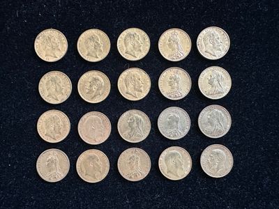 un grand nombre de pièces de monnaie qui se trouvent sur une surface noire