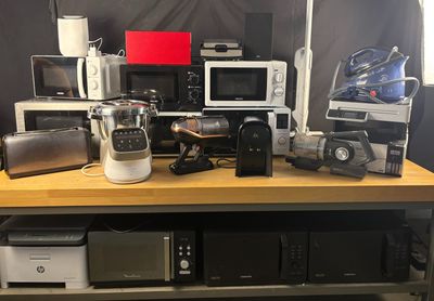 beaucoup d'appareils électroniques posés sur une table dans une pièce