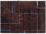 un tapis marron orné de lignes et de carrés bleus