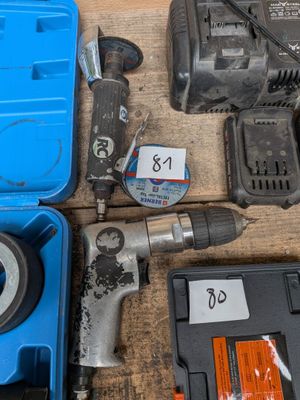 de nombreux outils posés sur une table en bois