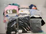 de nombreux sacs de vêtements posés sur une table