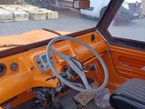 une jeep orange avec un volant et un volant