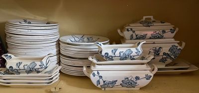 beaucoup d'assiettes et de bols sur l'étagère de la cuisine