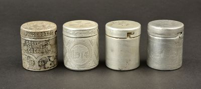 quatre types de boîtes différents posés les uns à côté des autres sur une table