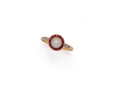 un gros plan d'une bague ornée d'une perle et de diamants