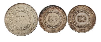 trois types de pièces différents sur fond blanc