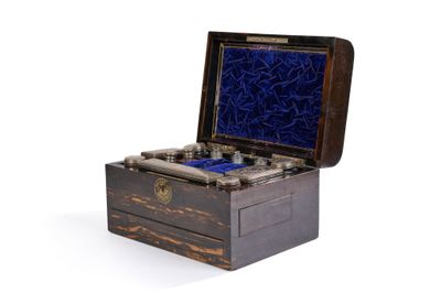une boîte en bois dont l'intérieur est doublé de velours bleu