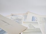 un grand nombre de documents posés sur une table