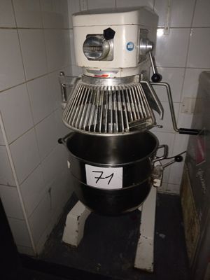 une photo d'un mixeur dans une cuisine, avec une étiquette de prix dessus