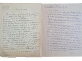 une lettre manuscrite d'un homme qui tient une feuille de papier