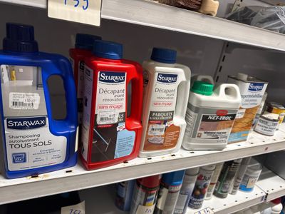de nombreuses bouteilles de produits d'entretien sur les rayons du magasin