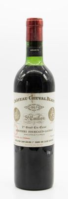 une bouteille de vin posée sur une table