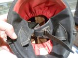 une personne tenant un sac à main noir doublé de rouge