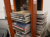 une pile de CD posée sur une table à côté d'un téléphone