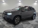 la voiture grise est garée dans le garage sur un sol en damier