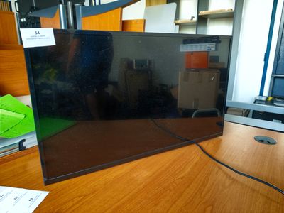 une photo d'un téléviseur à écran plat posé sur une table en bois