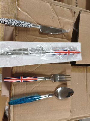 deux fourchettes et deux cuillères dans une boîte en carton