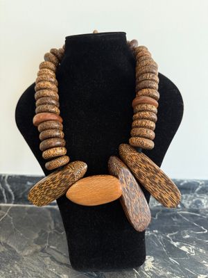 FABRICE PARIS. Collier en perles de bois Long : 53 cm (avec …