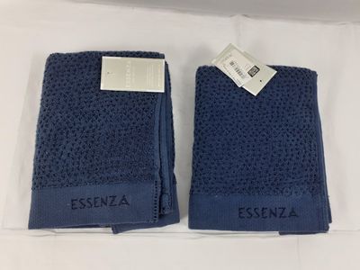 deux serviettes bleues portant le nom « Essenia » sur un fond blanc