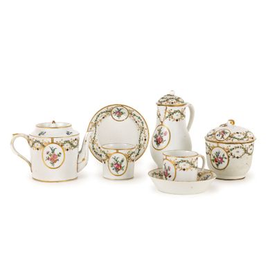 Partie D'UN Service EN Porcelaine Polychrome, Fabrication VE…