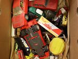 une boîte en carton remplie de jouets assortis et d'autres objets