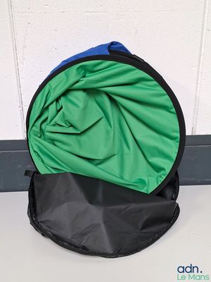 un sac vert et noir posé par terre