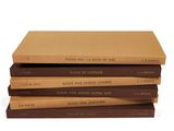 quatre livres empilés les uns sur les autres sur une surface blanche