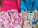 trois pyjamas de femme sont alignés sur un sol carrelé