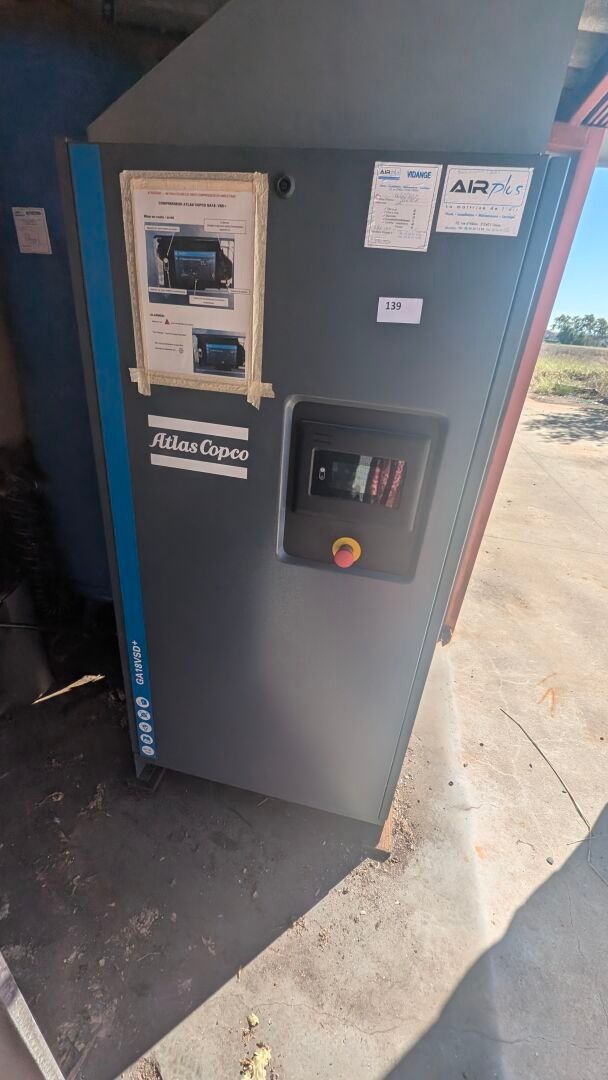 A l'extérieur : un compresseur ALTAS COPCO type GA 18V SD+ d…