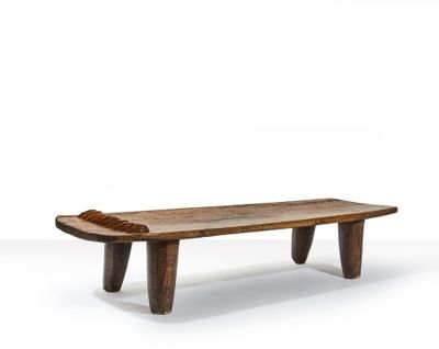 une image d'un banc en bois posé sur un sol blanc