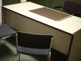 un bureau avec deux chaises et une chaise placée devant