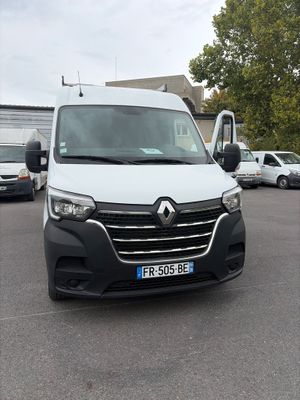 une camionnette blanche garée dans un parking