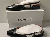 Sur la boîte, les chaussures sont représentées en noir et blanc.