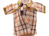 pull en maille posé sur un mannequin, sur fond blanc