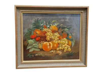 tableau représentant une corbeille de fruits posée sur une table, contenant des oranges, des raisins et des pêches