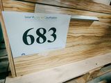 un panneau sur lequel est inscrit « 683 », posé sur une palette
