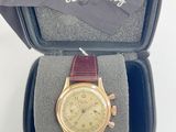 une montre dans un écrin posé sur une table