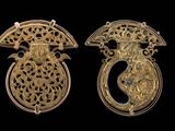 deux pièces d'or sont représentées sur un fond noir