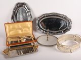 beaucoup d'objets en argent qui se trouvent sur la table
