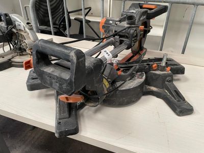 une machine posée sur une table